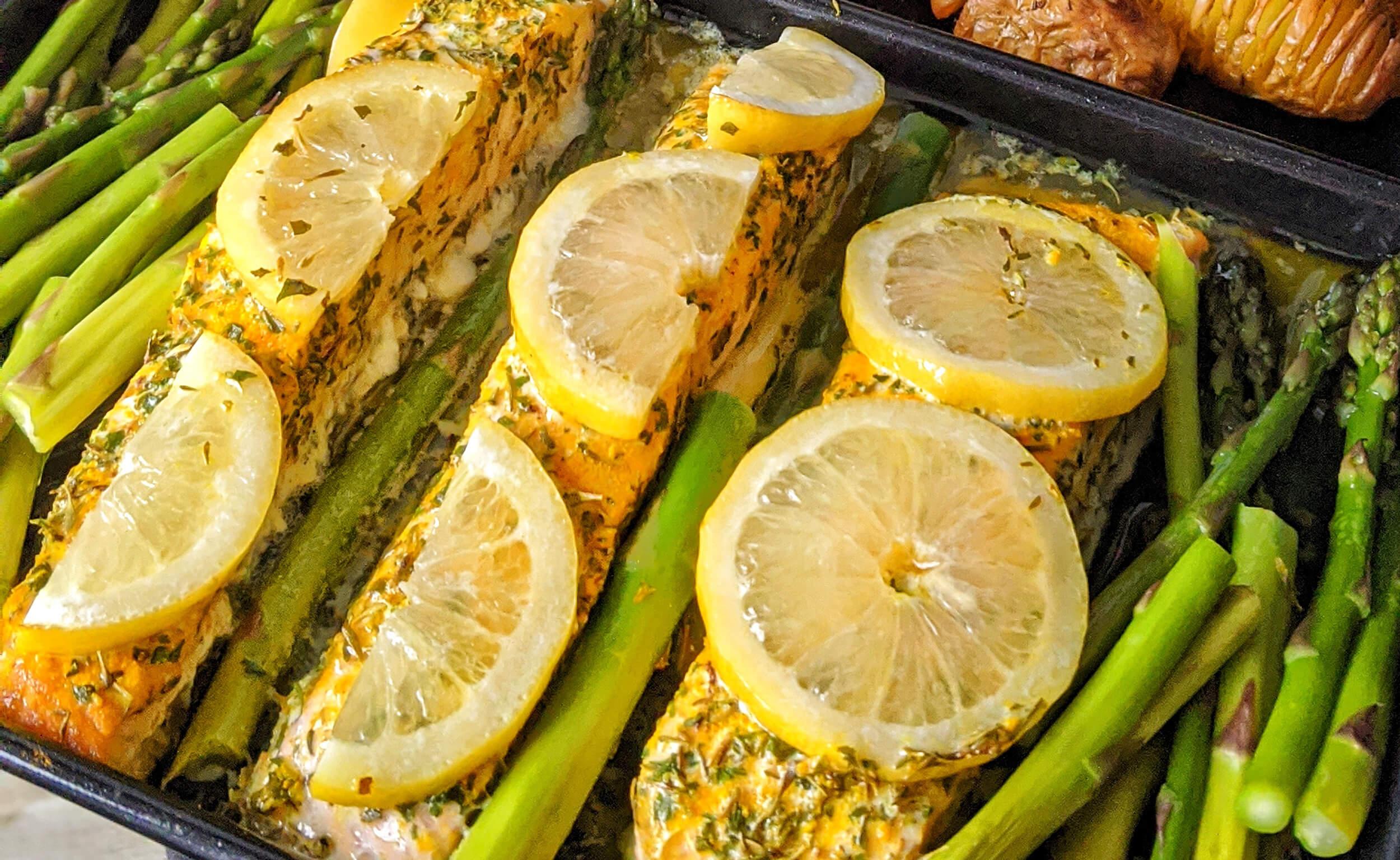Baked salmon with lemon